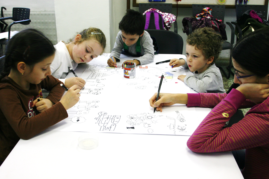 Children collaborative drawing 